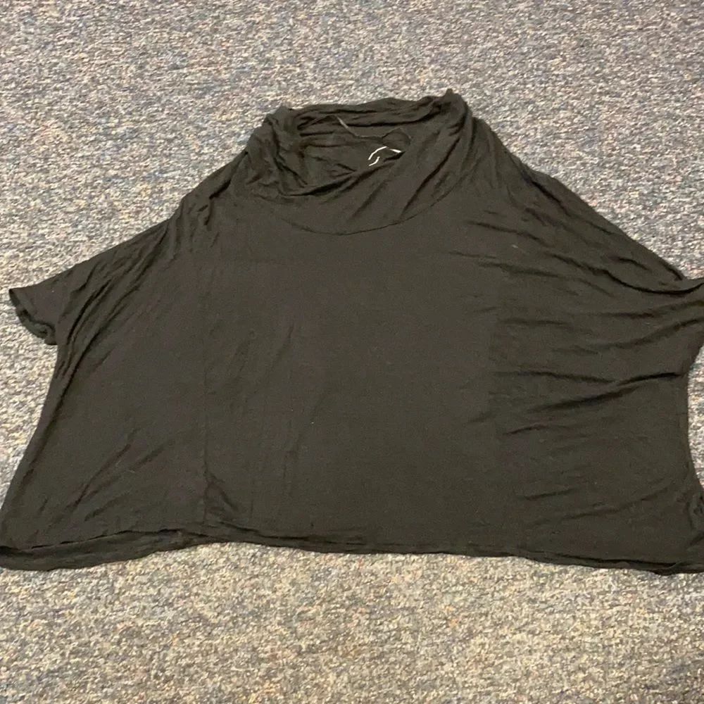 International Concepts Black Flowy Top sz. L